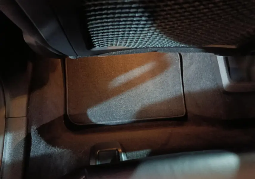 Vue rapprochée du tapis de sol noir côté passager arrière du BMW X1 xDrive23i M Sport 2023.