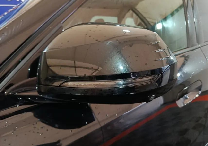 Rétroviseur côté gauche noir brillant de BMW X1 xDrive23i M Sport 2023 avec clignotant intégré et caméra.