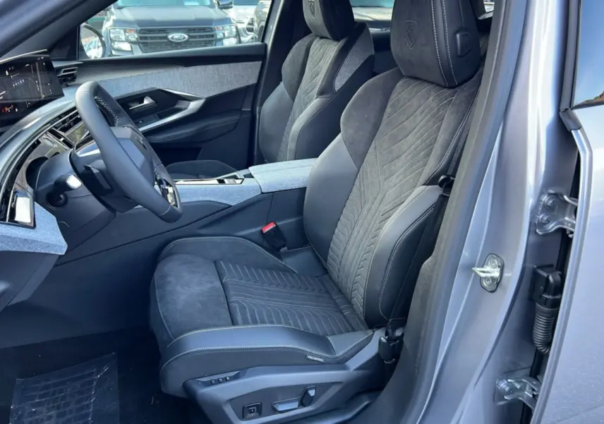Vue intérieure côté conducteur du Peugeot 3008 Hybrid 145 GT Alcantara, sièges en cuir et alcantara gris avec surpiqûres contrastées.