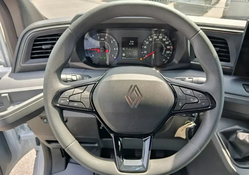 Vue rapprochée du volant noir du Renault Master 2025 avec tableau de bord et commandes visibles.