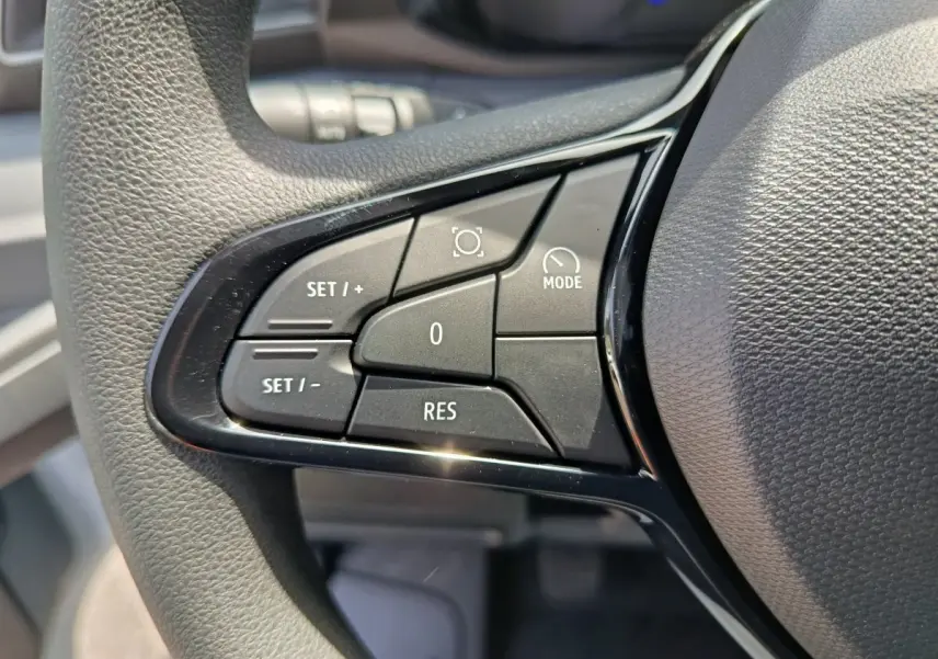 Gros plan sur les commandes de régulateur de vitesse au volant noir du Renault Master 2025, version FG L2H2 blanche.