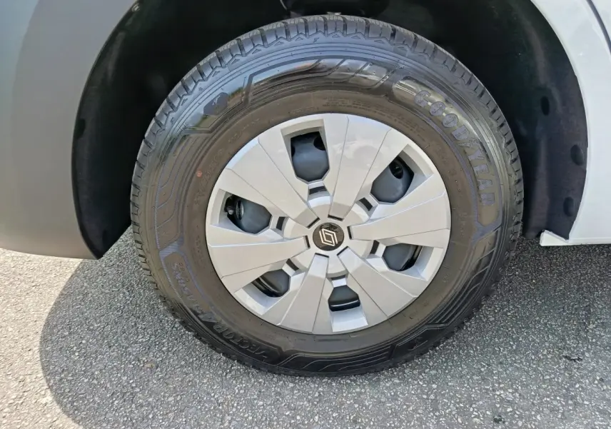 Gros plan sur la roue avant droite du Renault Master blanc, avec jante en alliage et pneu Goodyear visible.