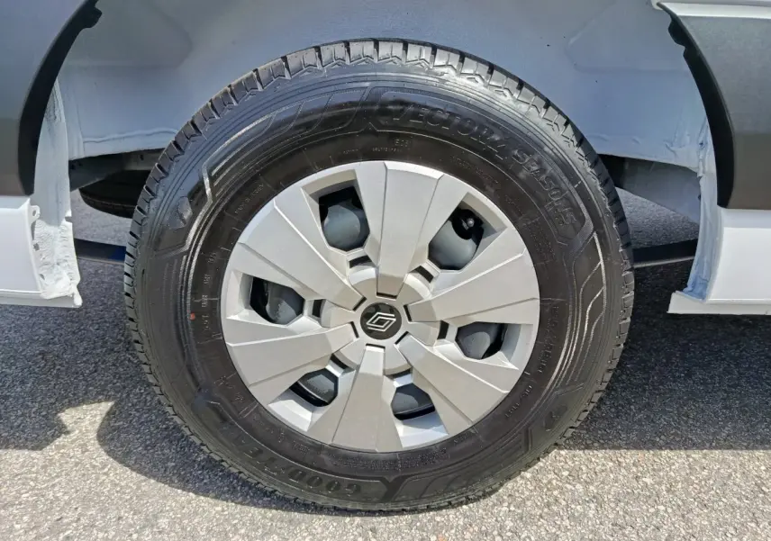 Gros plan sur la roue avant gauche blanche du Renault Master FG L2H2 avec jante argentée et pneu Goodyear.