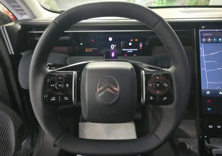 Vue frontale du volant noir multifonctions de la Citroën C5 Aircross 1.2i Hybride avec tableau de bord numérique et écran tactile.