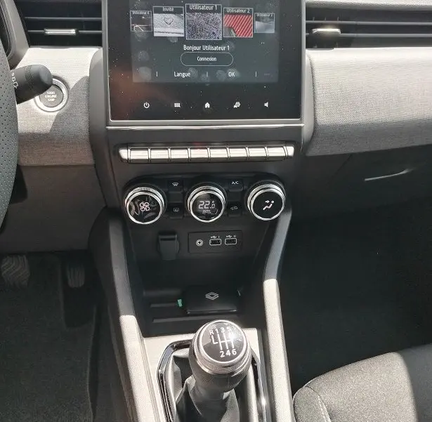 Vue intérieure centrée sur la console centrale d'une Renault Clio V TCE 90 Evolution avec boîte manuelle et écran tactile.