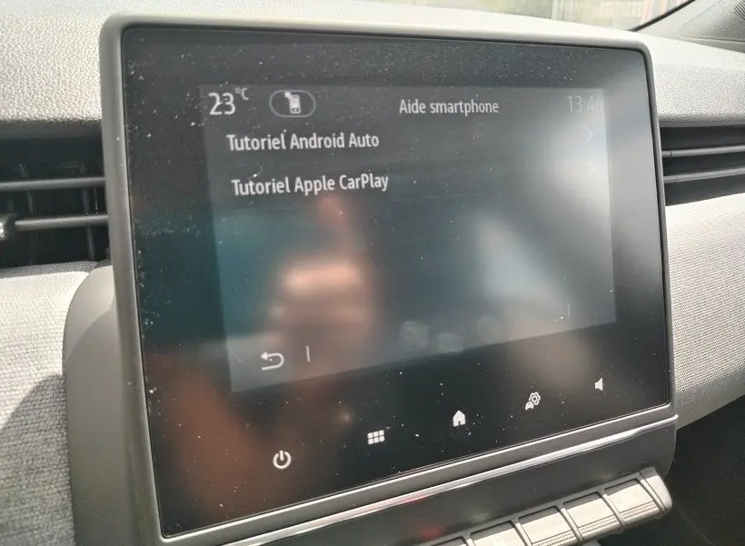 Écran tactile central de la Renault Clio V TCE 90 Evolution affichant les tutoriels Android Auto et Apple CarPlay.