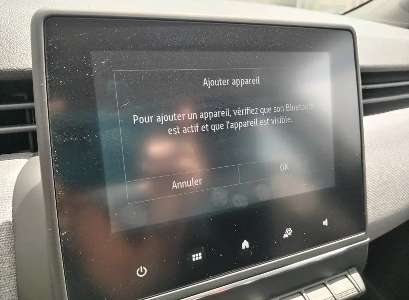 Écran tactile central du tableau de bord de la Renault Clio V TCE 90 Evolution, affichant l'option Bluetooth.
