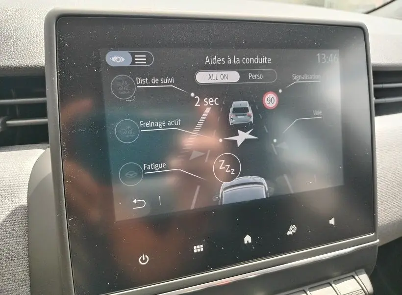 Écran tactile intérieur de la Renault Clio V TCE 90 Evolution montrant les aides à la conduite en mode actif.