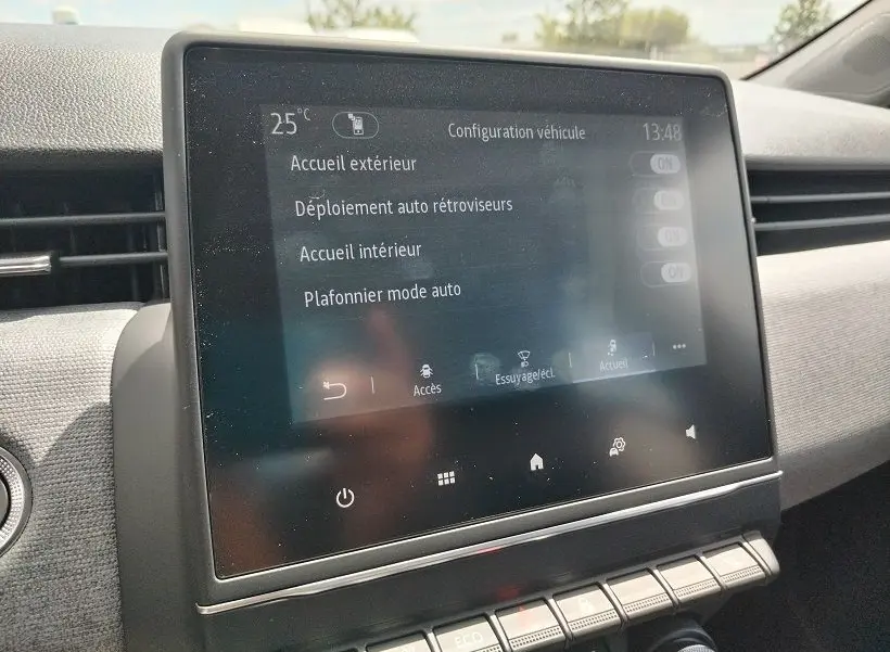 Écran tactile central de la Renault Clio V TCE 90 Evolution affichant les réglages de configuration véhicule.
