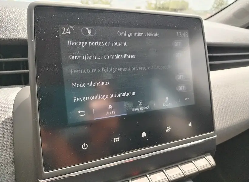 Écran tactile central de la Renault Clio V TCE 90 Evolution affichant les options de configuration véhicule en intérieur.