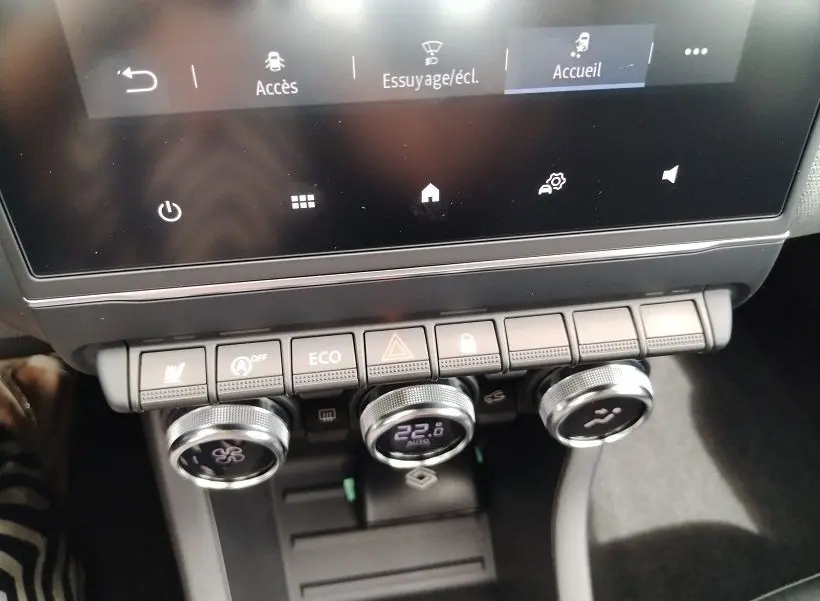 Gros plan sur la console centrale de la Renault Clio V TCE 90 Evolution avec commandes climatisation et écran tactile.