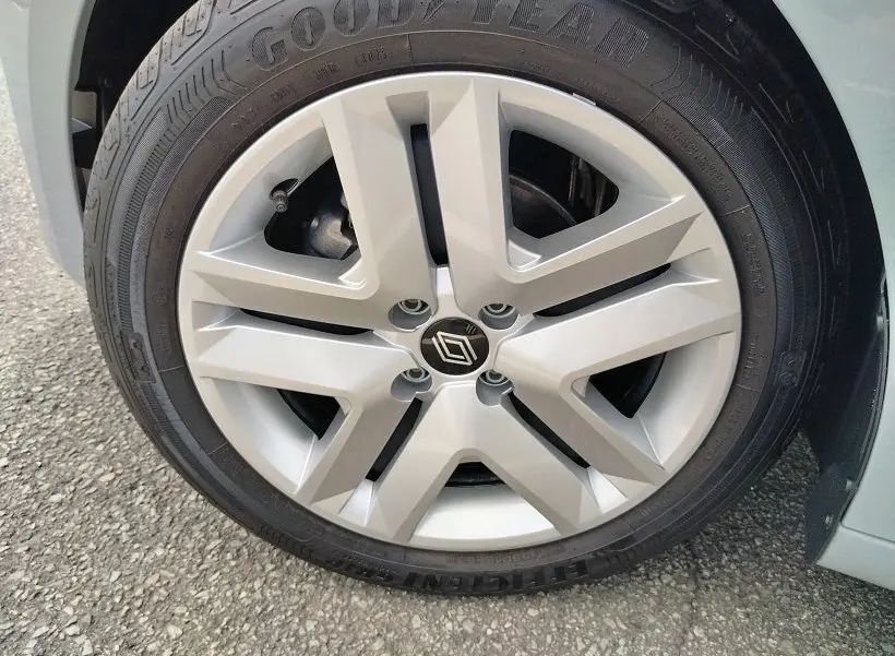 Gros plan sur la roue avant droite d'une Renault Clio V TCE 90 Evolution gris Rafale avec jante alliage et pneu Goodyear.