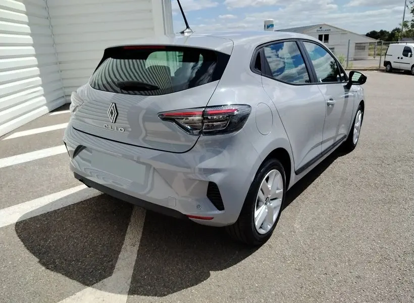 Vue 3/4 arrière droite d'une Renault Clio V TCE 90 Evolution gris Rafale, avec feux arrière LED et jantes alliage.
