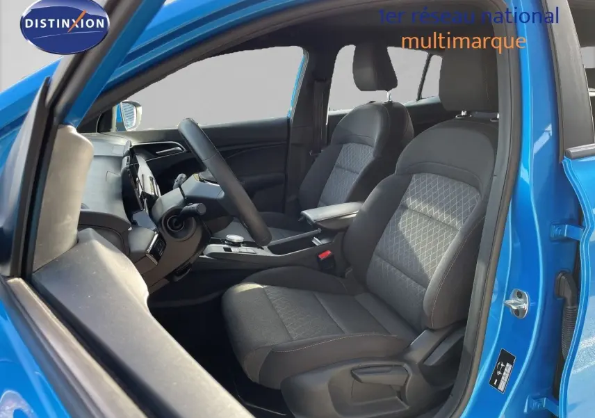 Vue intérieure côté conducteur de la MG3 2024 en bleu Como, sièges tissu gris avec motifs losanges et volant multifonction.