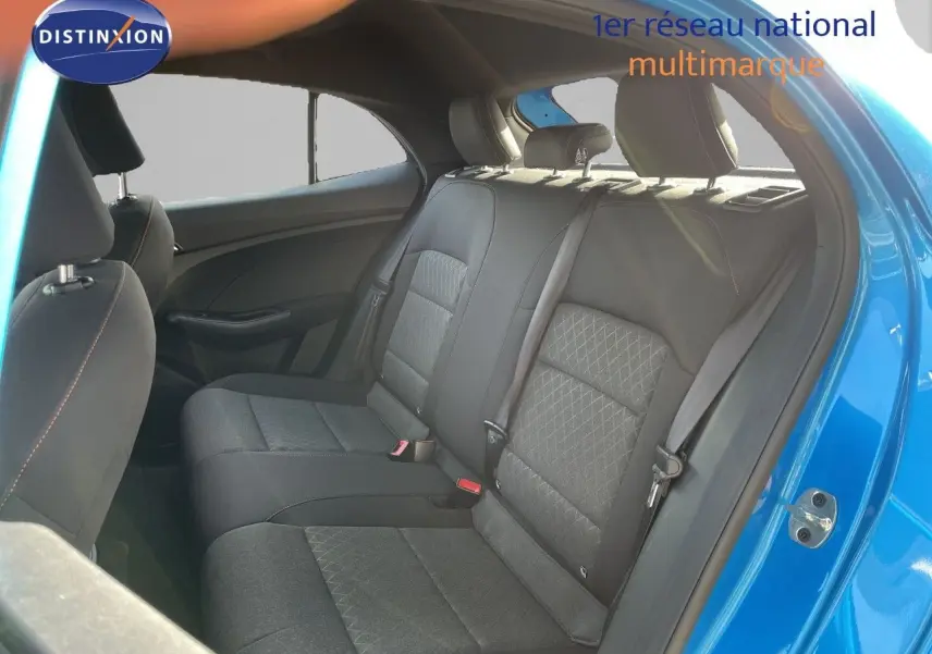 Vue intérieure côté droit des sièges arrière en tissu gris du MG3 1.5L HYBRID+ 195CH COMFORT bleu Como 2024.