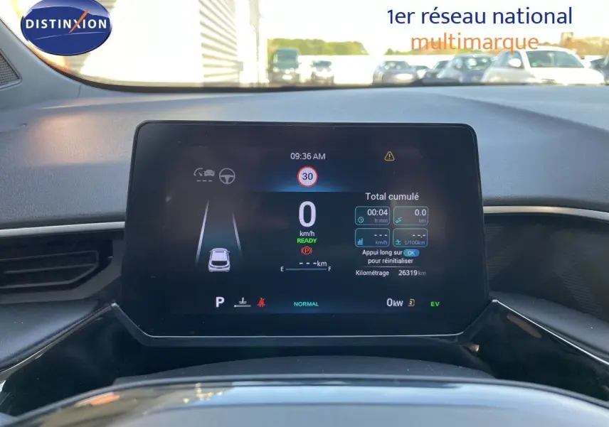 Affichage numérique du tableau de bord de la MG3 1.5L Hybrid+ 2024, vue frontale intérieure avec informations de conduite.