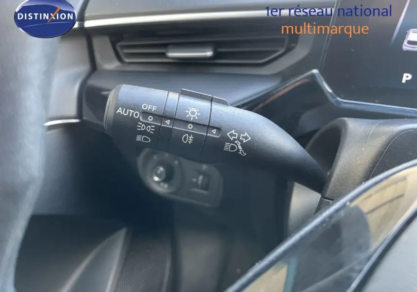 Gros plan sur la commande des phares et clignotants à gauche du volant dans l’habitacle d’un MG3 2024.