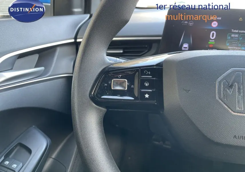 Vue rapprochée du volant côté gauche de la MG3 2024 en intérieur noir, avec commandes intégrées et tableau de bord digital.