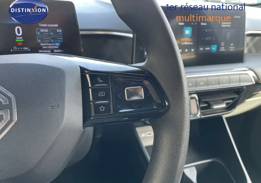 Vue rapprochée du volant et du tableau de bord numérique de la MG3 1.5L Hybrid+ 2024 en intérieur noir.