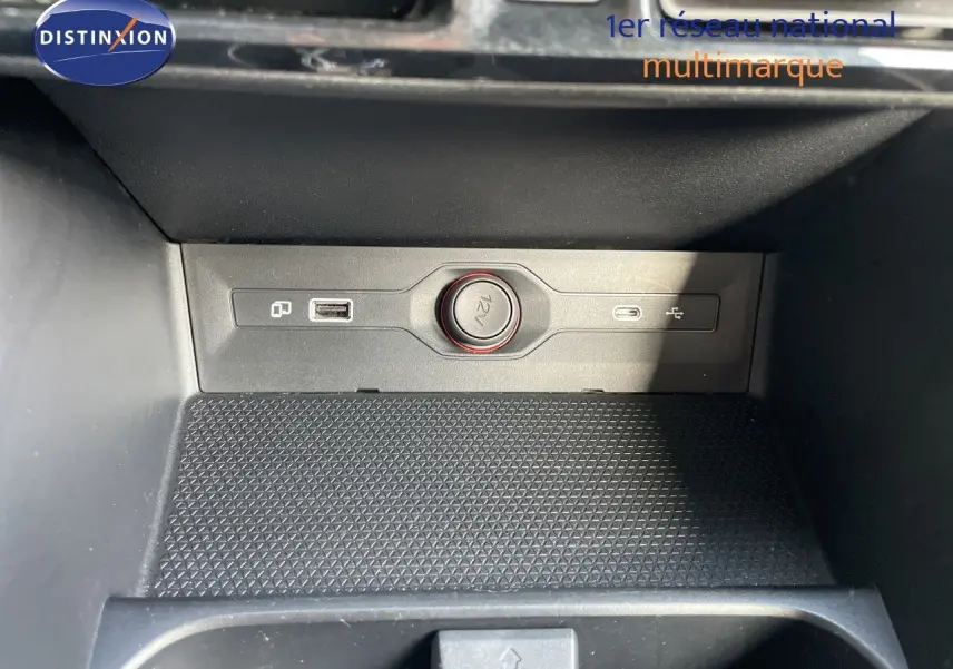 Gros plan sur la console centrale du MG3 2024, montrant prise 12V, ports USB et surface antidérapante noire.