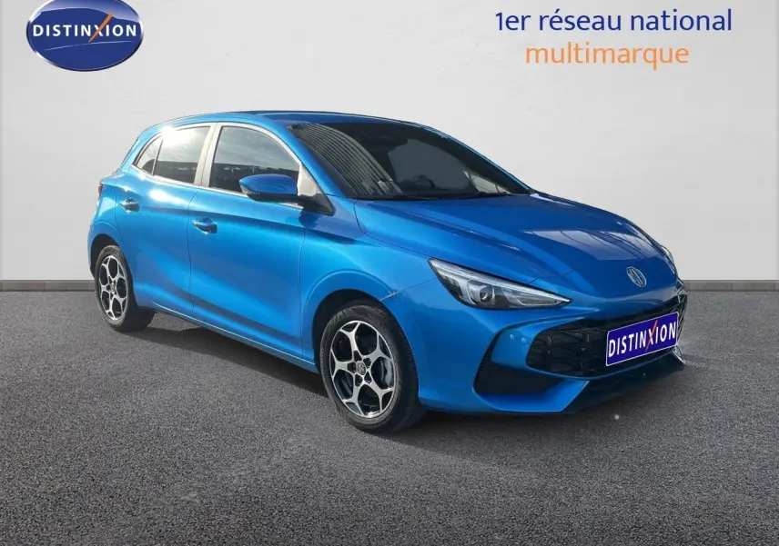 MG3 1.5L Hybrid+ 195ch Comfort en bleu Como Metal, vue 3/4 avant droit avec jantes alliage distinctives.