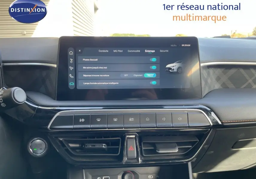 Vue rapprochée de l’écran tactile et de la console centrale du MG3 1.5L HYBRID+ 195CH COMFORT, intérieur noir.