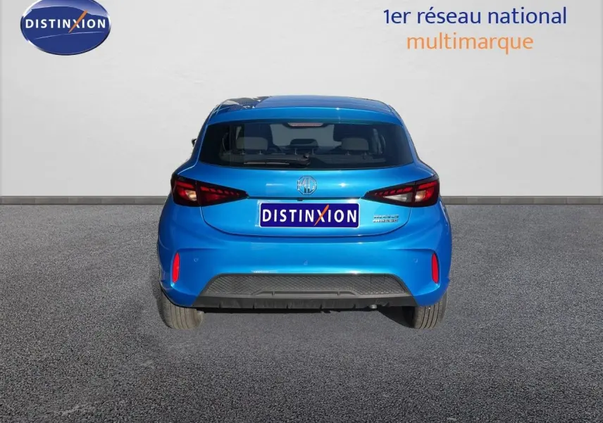 Vue arrière de la MG3 1.5L Hybrid+ 195CH Comfort en bleu Como Metal, avec feux arrière LED et logo MG visible.