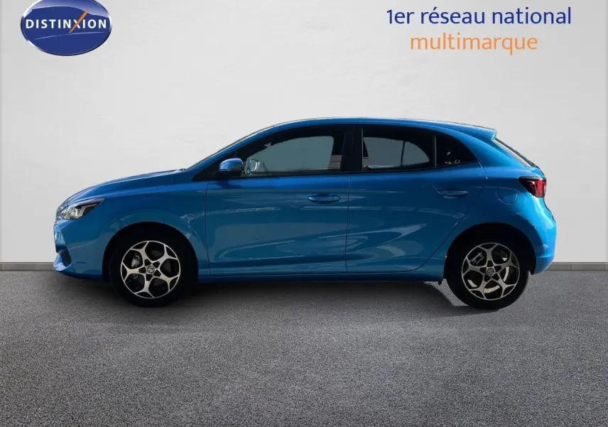 Vue de profil côté gauche d'une MG3 1.5L HYBRID+ 195CH en bleu Como Metal avec jantes alliage distinctives.