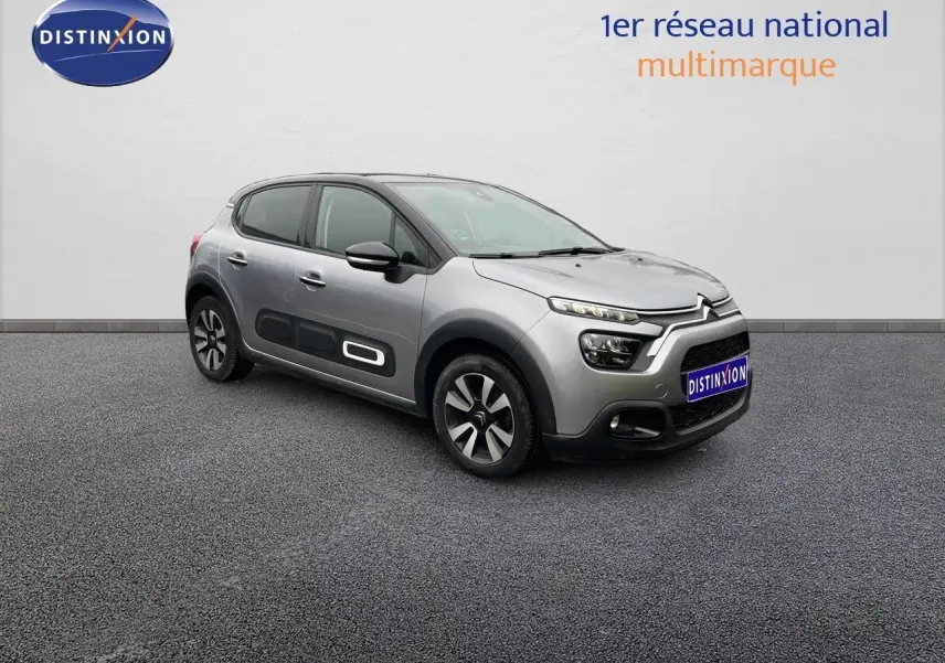 Citroën C3 gris acier métal avec toit noir vue 3/4 avant droit, soulignant les protections latérales et jantes bi-ton.