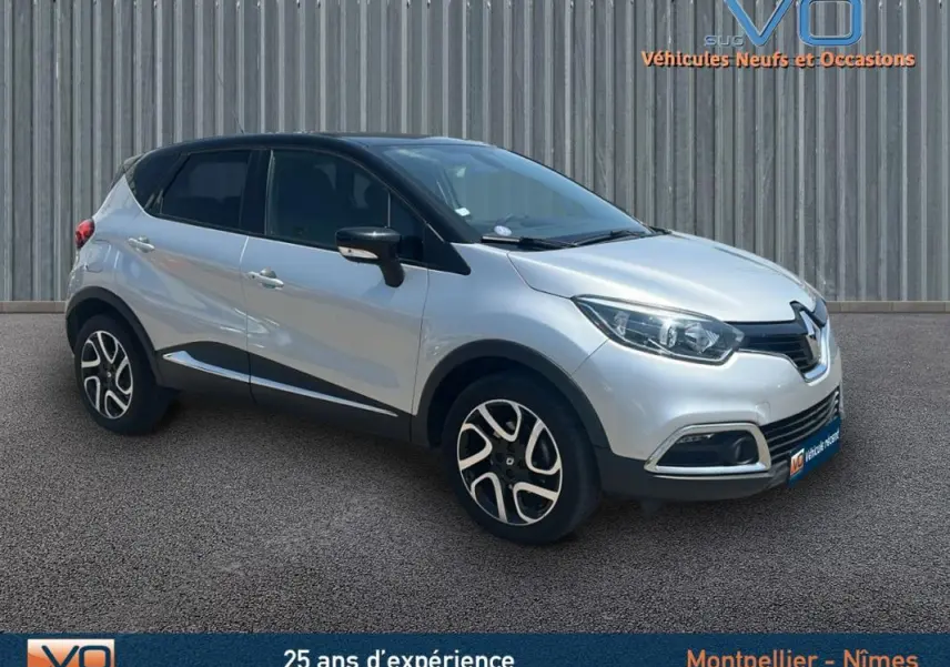 Renault Captur TCe 120 Energy Zen EDC gris clair en 3/4 avant droit avec jantes alliage et toit noir contrasté.