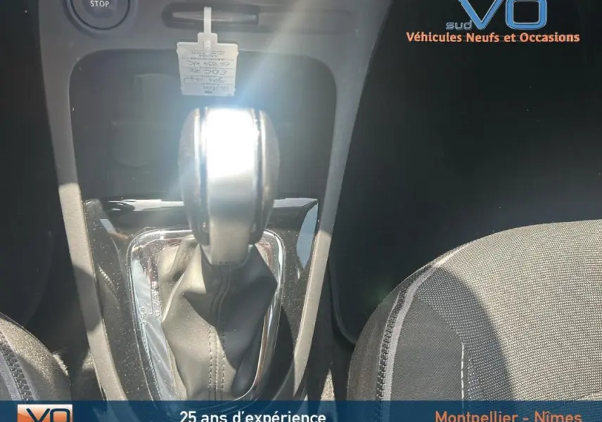 Le levier de vitesse automatique au centre de l'habitacle du Renault Captur gris clair, vue rapprochée côté siège passager.