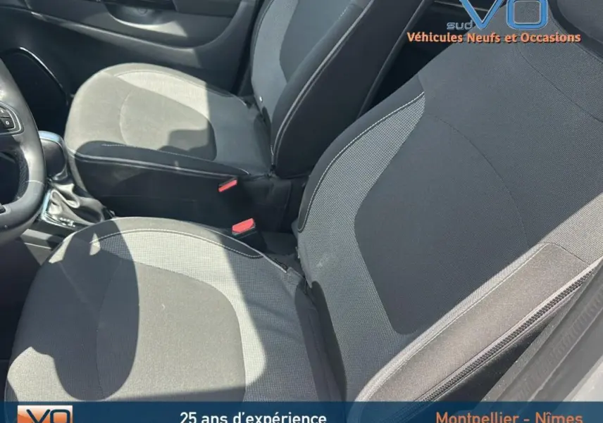 Vue rapprochée des sièges avant en tissu gris du Renault Captur TCe 120 Energy Zen EDC 2016, intérieur sobre et fonctionnel.