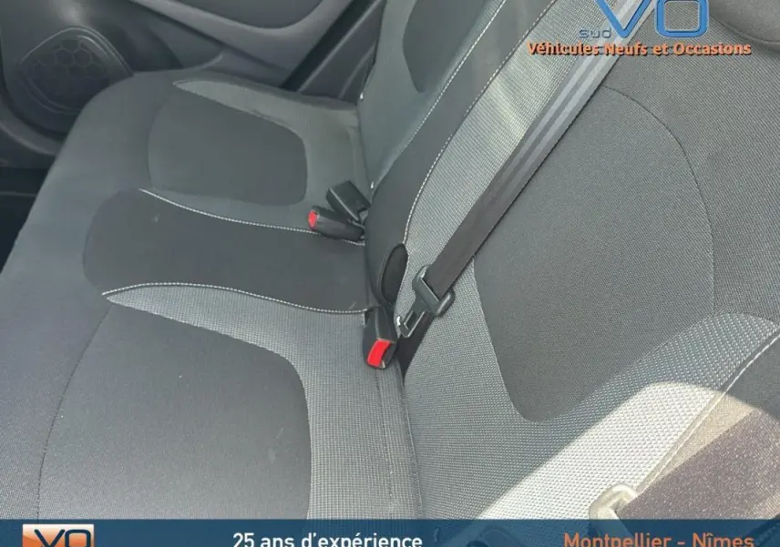 Vue rapprochée des sièges arrière gris foncé du Renault Captur TCe 120 Energy Zen EDC 2016, avec ceintures de sécurité visibles.