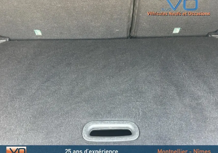 Cache bagages gris foncé du coffre d'un Renault Captur TCe 120 Energy Zen EDC 2016, vue intérieure rapprochée.