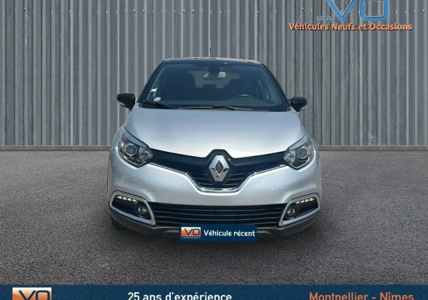Vue frontale d'un Renault Captur gris clair 2016 avec phares antibrouillard et feux diurnes LED visibles.