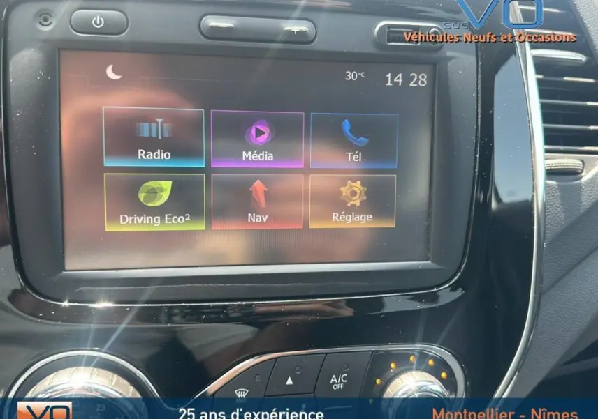 Écran tactile multimédia et commandes de climatisation du Renault Captur gris clair, vue intérieure centrale.