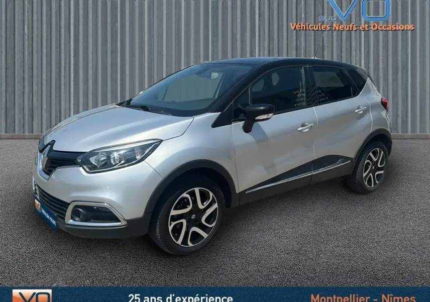 Renault Captur TCe 120 Energy Zen EDC gris clair en 3/4 avant droit avec jantes alliage et toit noir contrasté