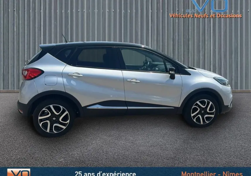 Profil côté gauche d'un Renault Captur gris clair 2016 avec jantes alliage 16 pouces et toit noir contrasté.