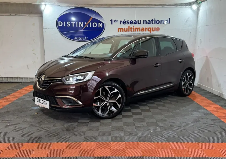 Renault Scénic Intens TCe 160 rouge foncé vue 3/4 avant en intérieur avec jantes alliage et phares LED.