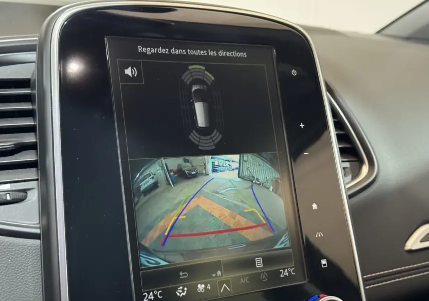 Écran tactile central affichant la caméra de recul et les capteurs de stationnement du Renault Scénic Intens rouge 2021.