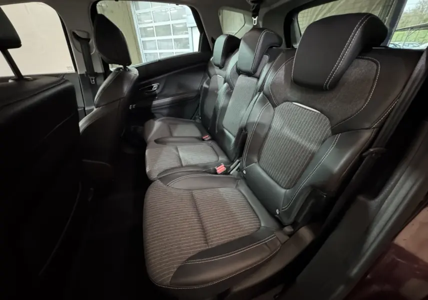 Vue intérieure côté droit des sièges arrière en tissu et cuir noir du Renault Scénic Intens rouge 2021.