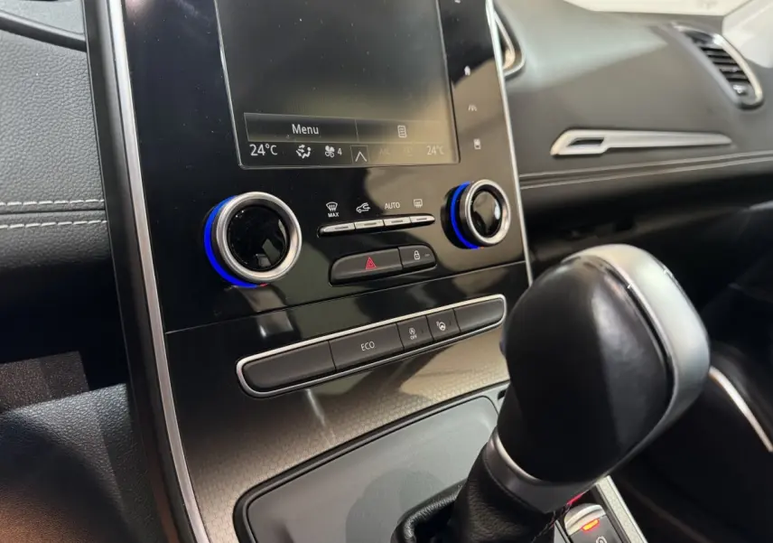 Gros plan sur la console centrale noire du Renault Scénic Intens rouge 2021, avec levier de boîte auto et écran tactile.