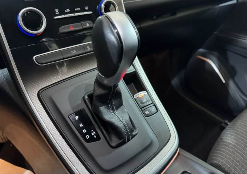 Le levier de vitesse automatique noir du Renault Scénic Intens TCe 160 EDC 2021 vu en gros plan côté passager.