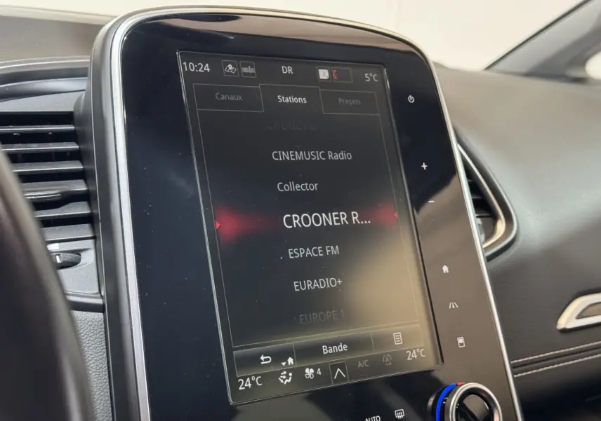 Écran tactile central du tableau de bord du Renault Scenic Intens rouge 2021, affichant les stations radio.