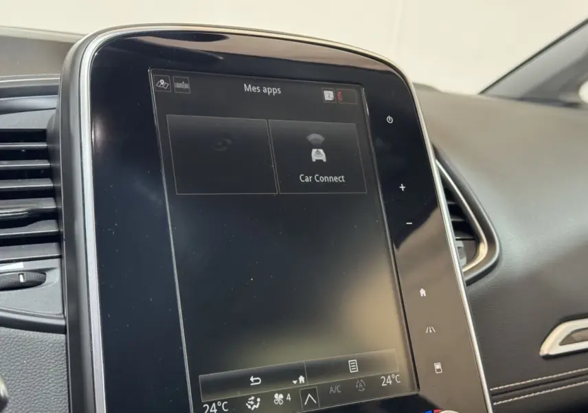 Écran tactile central du tableau de bord du Renault Scénic Intens rouge 2021, vue intérieure côté passager.