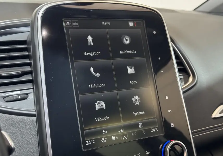 Écran tactile central affichant le menu principal dans l'habitacle du Renault Scénic Intens rouge de 2021.