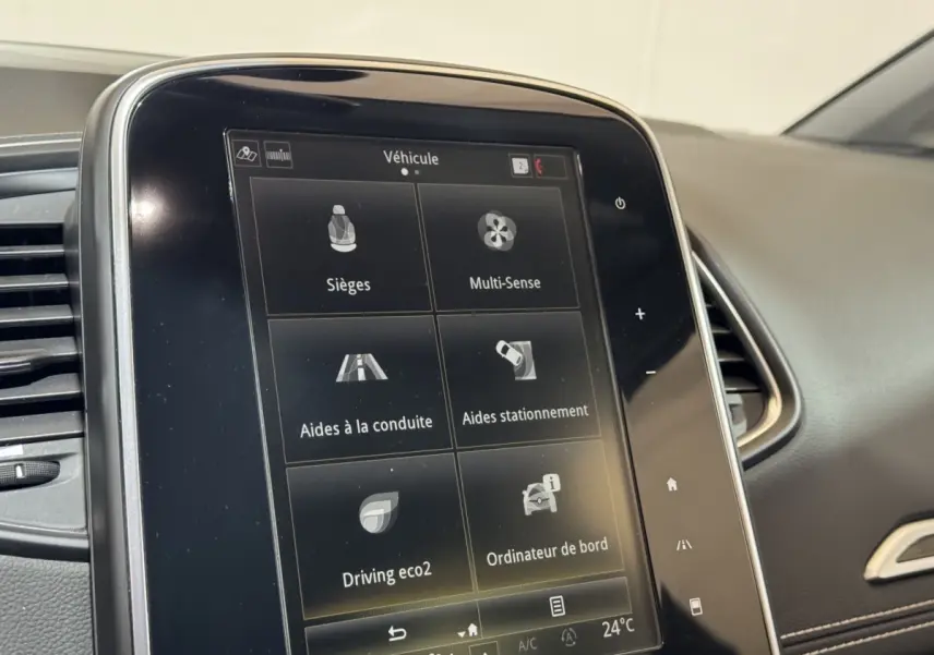 Écran tactile central du tableau de bord du Renault Scénic Intens rouge 2021, vue intérieure côté passager.