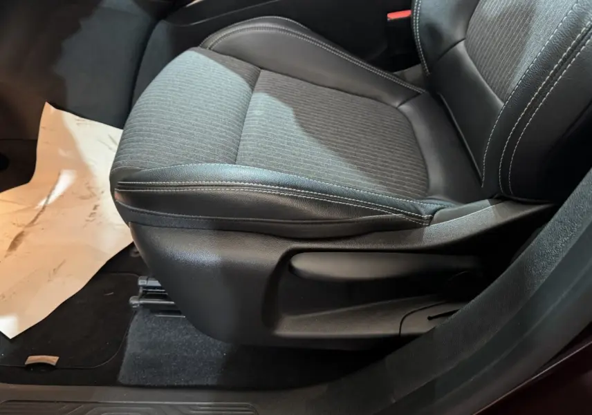 Gros plan sur le siège avant droit en tissu et cuir noir du Renault Scénic Intens rouge 2021, intérieur soigné.