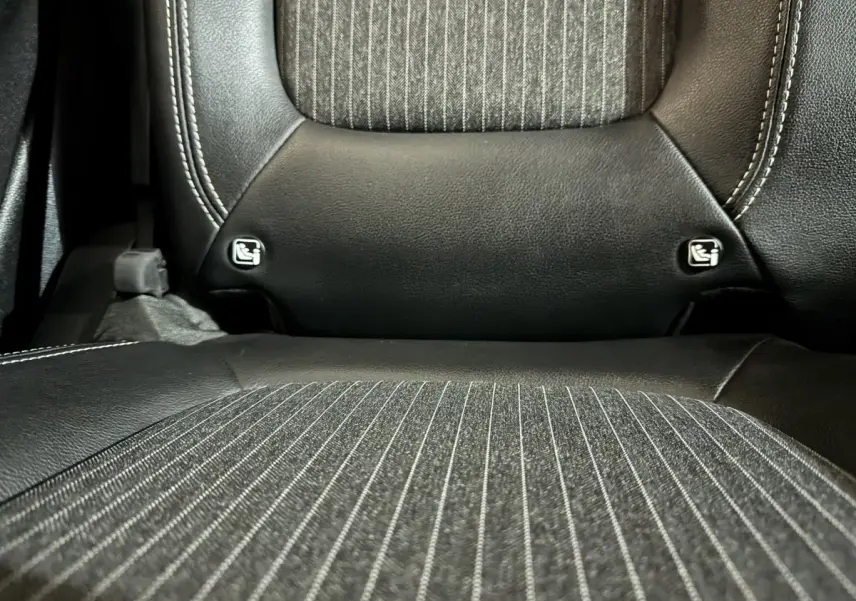 Gros plan sur la banquette arrière en cuir noir et tissu rayé du Renault Scénic Intens TCe 160 EDC 2021.