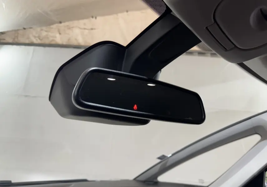 Rétroviseur intérieur noir avec témoin de ceinture allumé, vue depuis l'habitacle du Renault Scénic rouge.